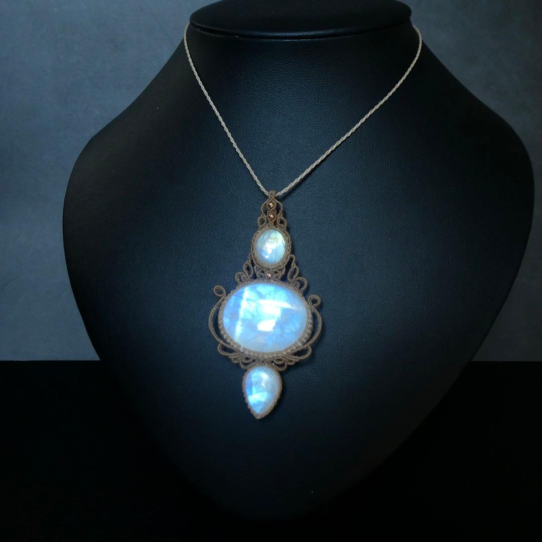 ３つのレインボームーンストーンのマクラメネックレス