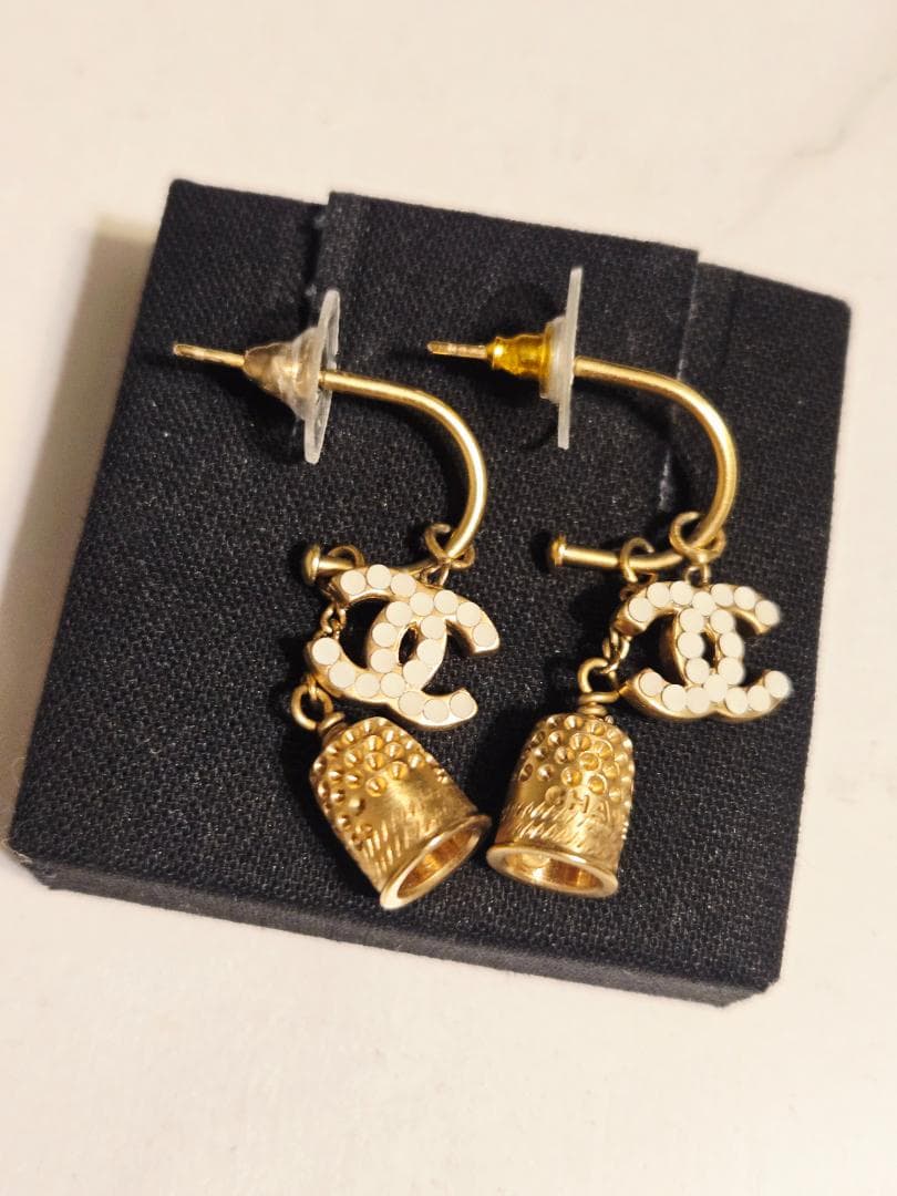 CHANEL ヴィンテージ　ゴールドピアス　ロゴベル型