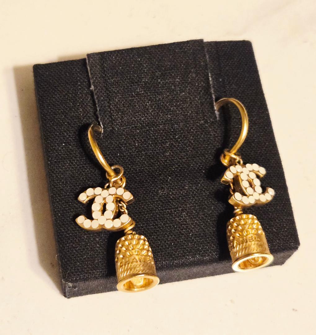 CHANEL ヴィンテージ　ゴールドピアス　ロゴベル型