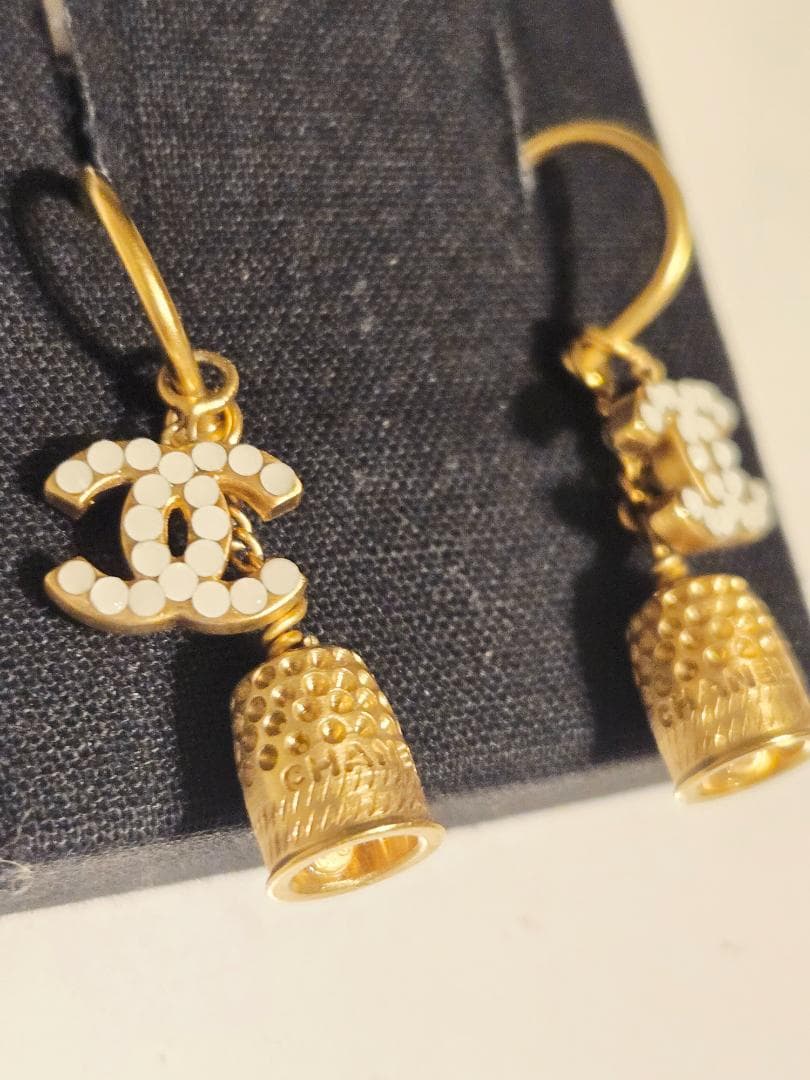 CHANEL ヴィンテージ　ゴールドピアス　ロゴベル型