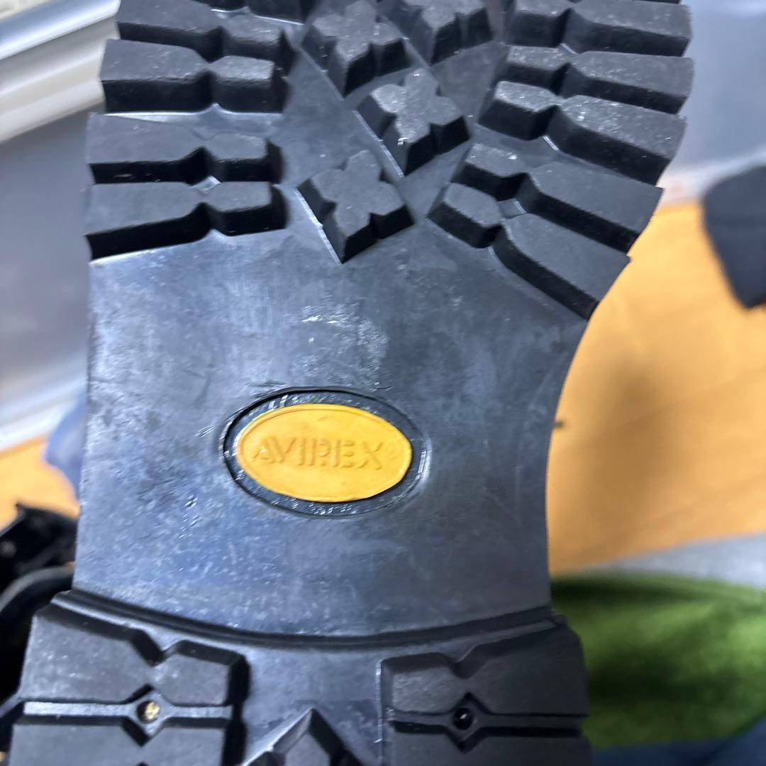 レザー製バックル付きブーツ