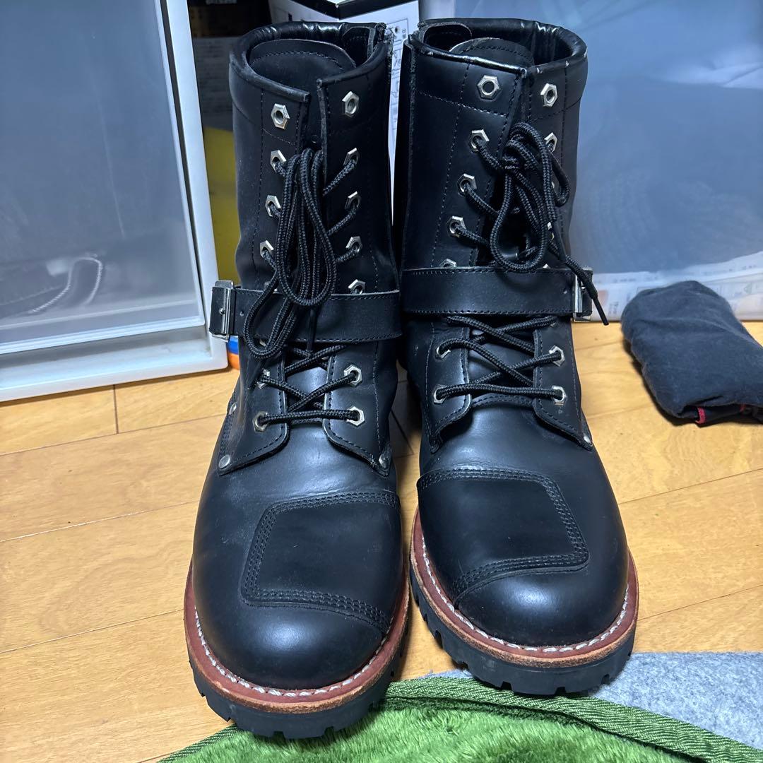 レザー製バックル付きブーツ