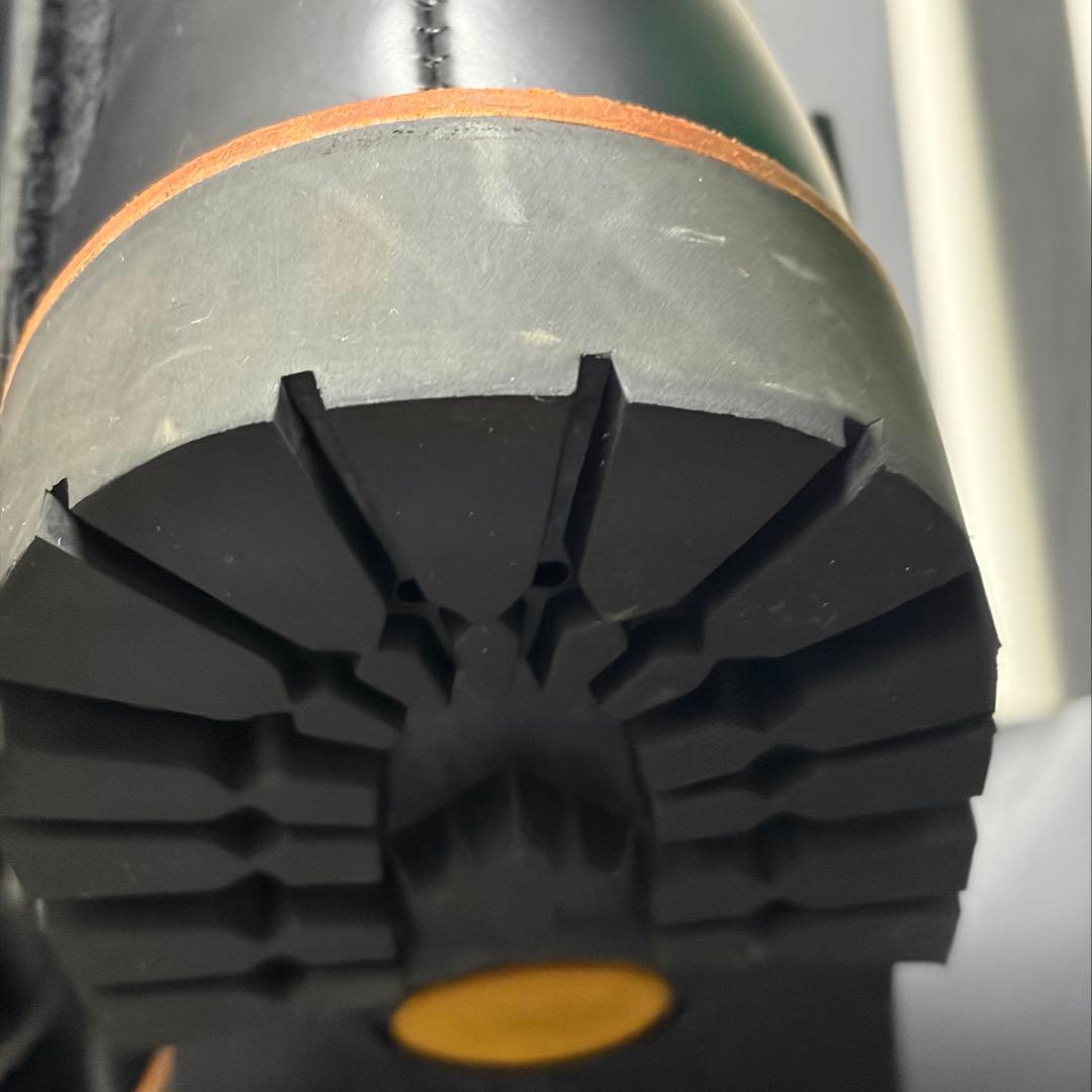 レザー製バックル付きブーツ