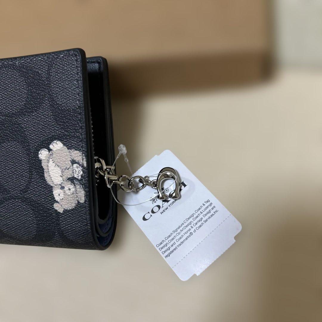 コーチ　ハッピードック　二つ折り　財布　 新品未使用　シグネクチャー