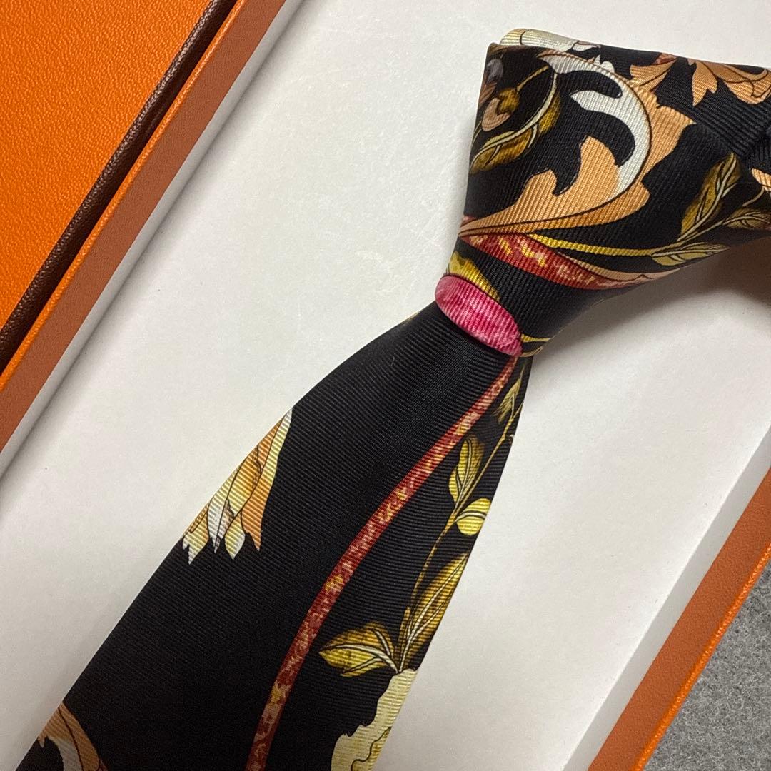 美品　エルメス　ネクタイ　黒ピンク　花柄　総柄　シルク