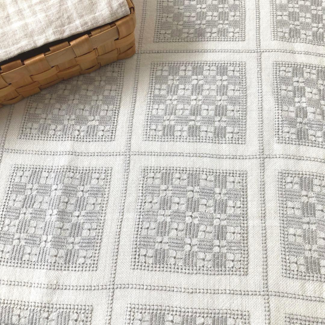 B北欧ヴィンテージ丁寧なニードルワークが施されたリネンのテーブルクロス（グレー）