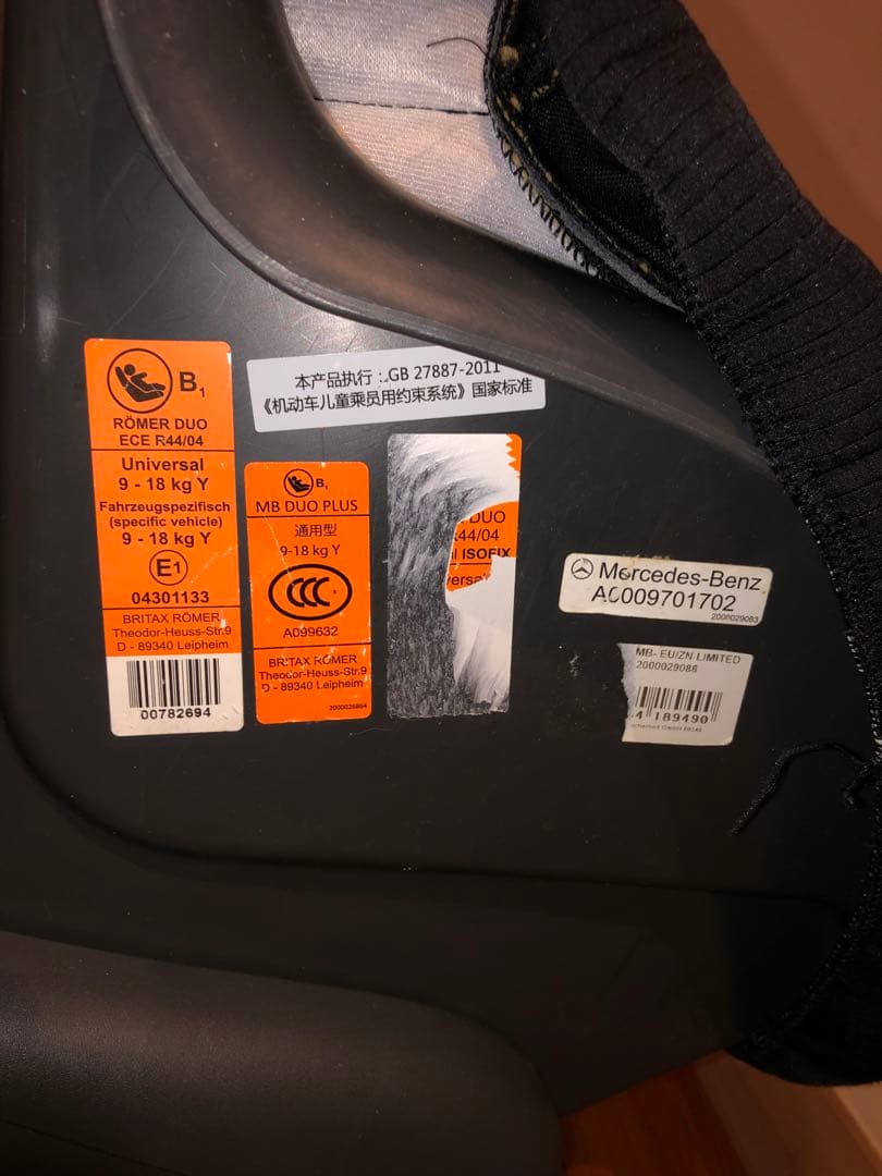 Mercedes-Benz チャイルドシート　デュオプラス レッド/ブラック