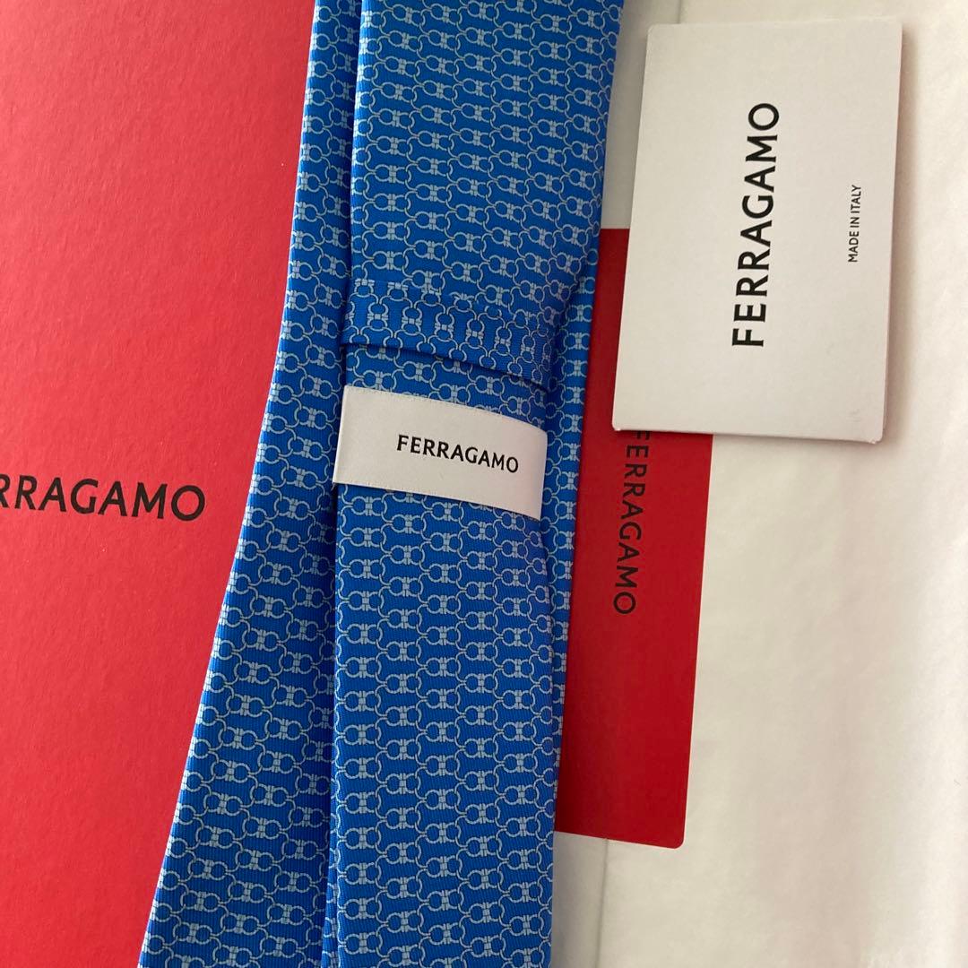 新品未使用　FERRAGAMO ネクタイ 箱付き