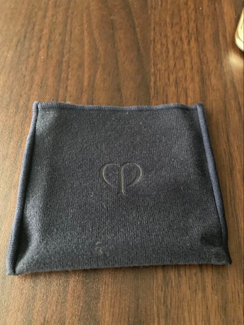 【Momo】クレ・ド・ポー ボーテ プードルコンパクトエサンシエルn