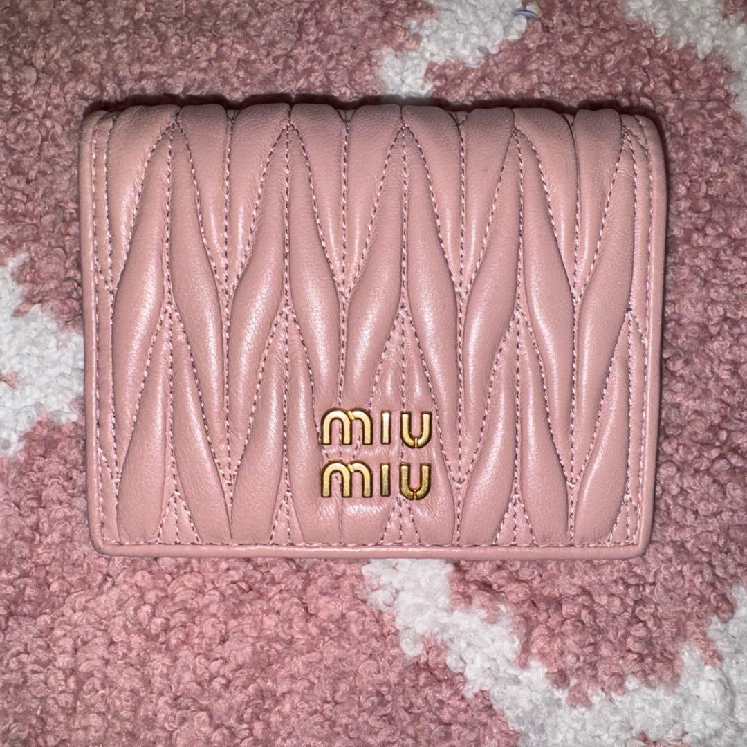 miumiu マテラッセ 二つ折り財布 ピンク