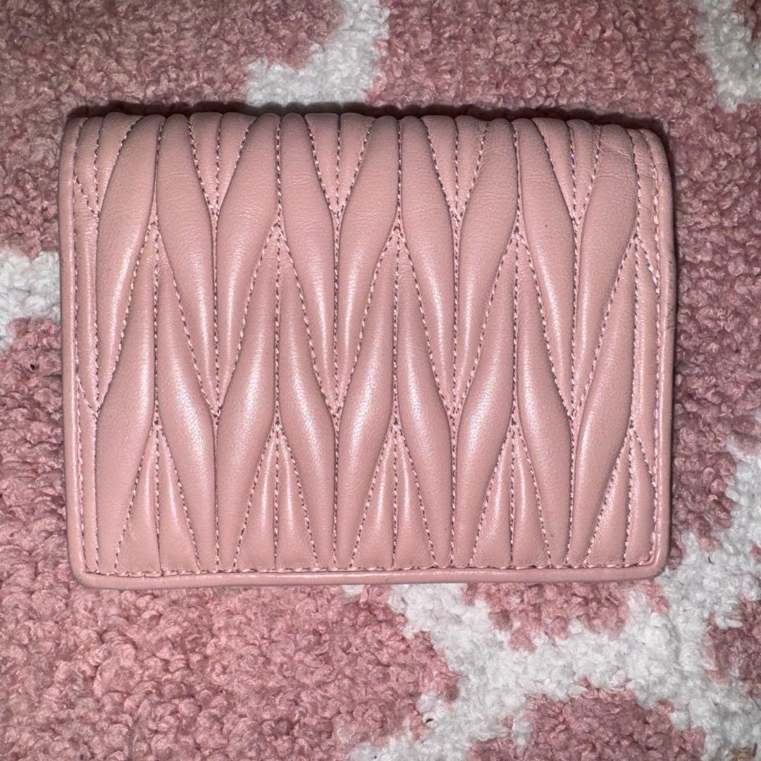 miumiu マテラッセ 二つ折り財布 ピンク