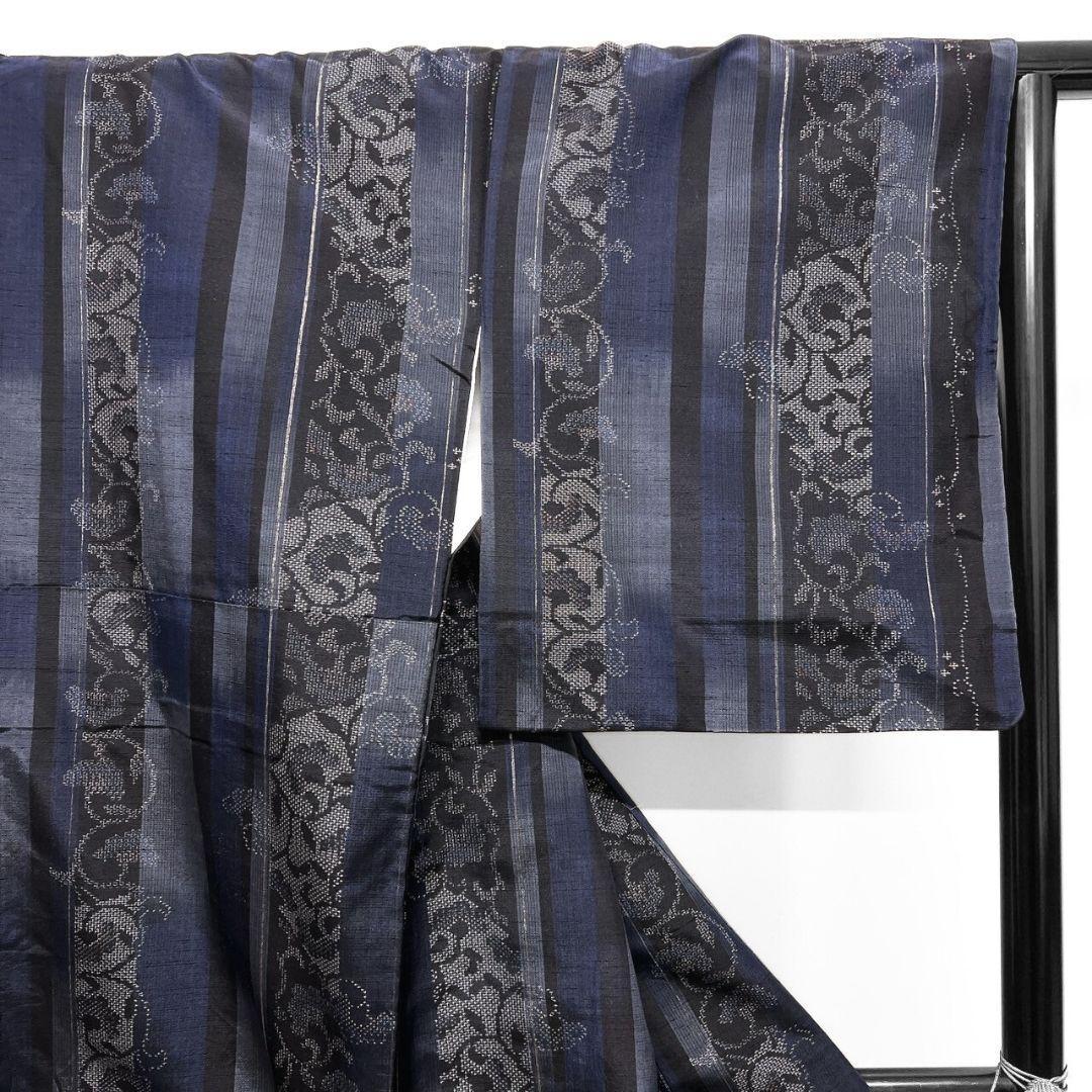 小紋　紬地　藍染　縦縞　唐花模様　銀糸　着物　092a p