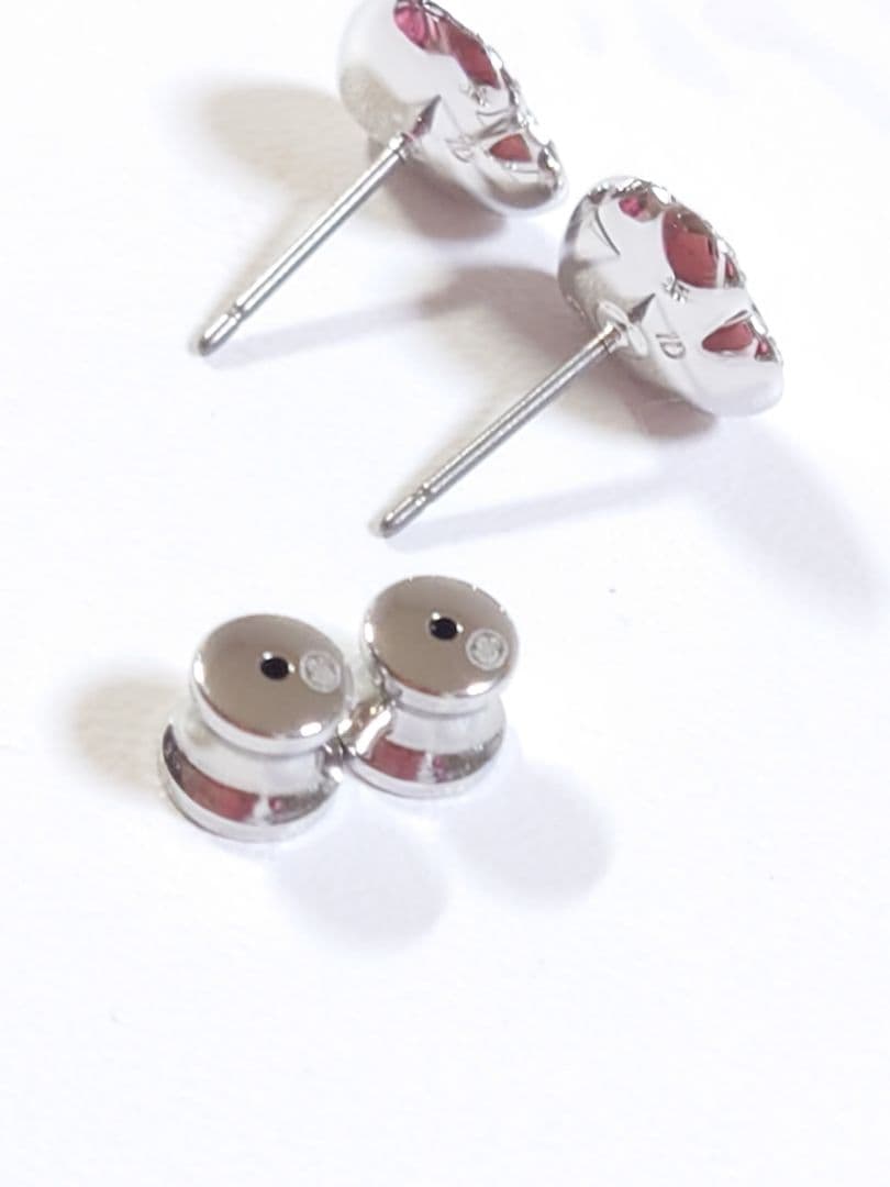 Ariana Grande x SWAROVSKI　ハートスタッドピアス