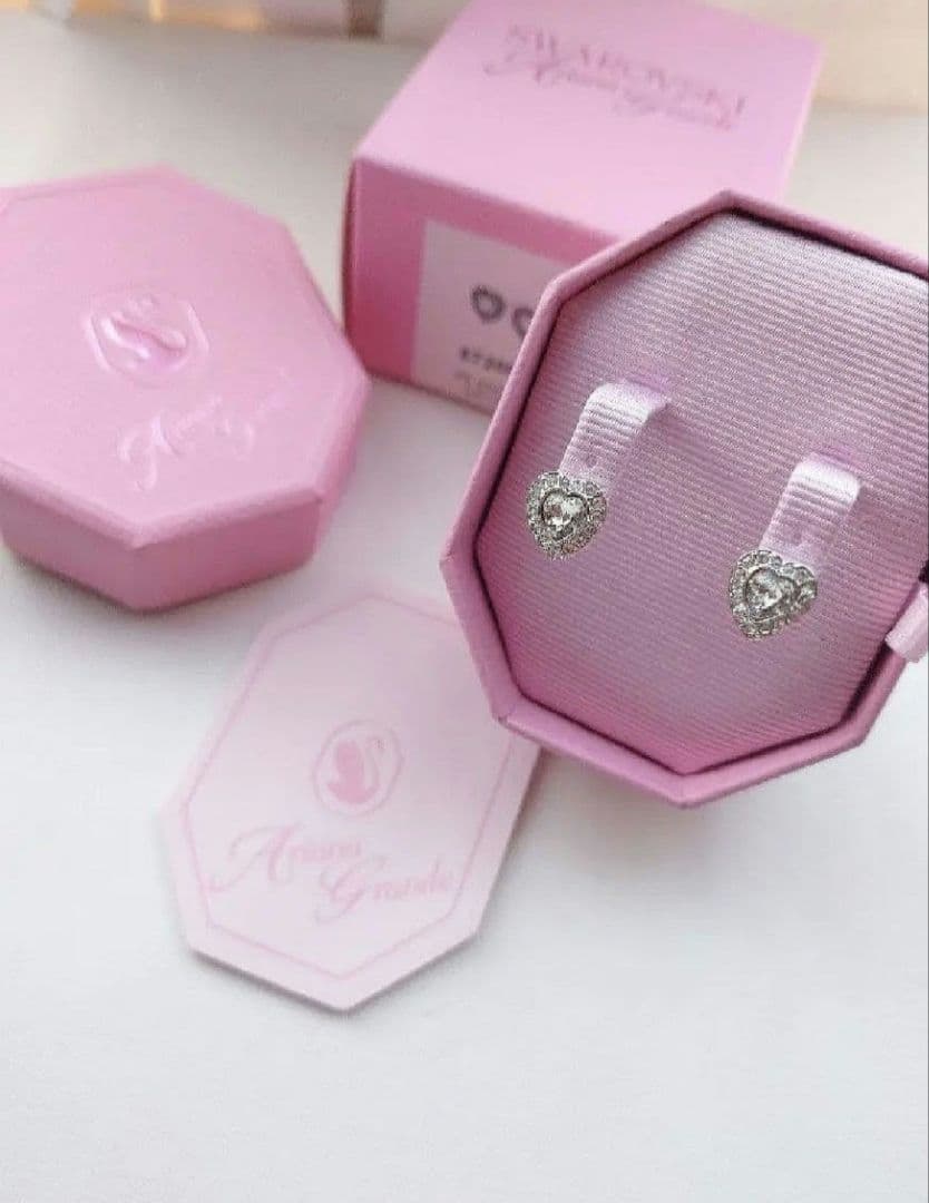 Ariana Grande x SWAROVSKI　ハートスタッドピアス