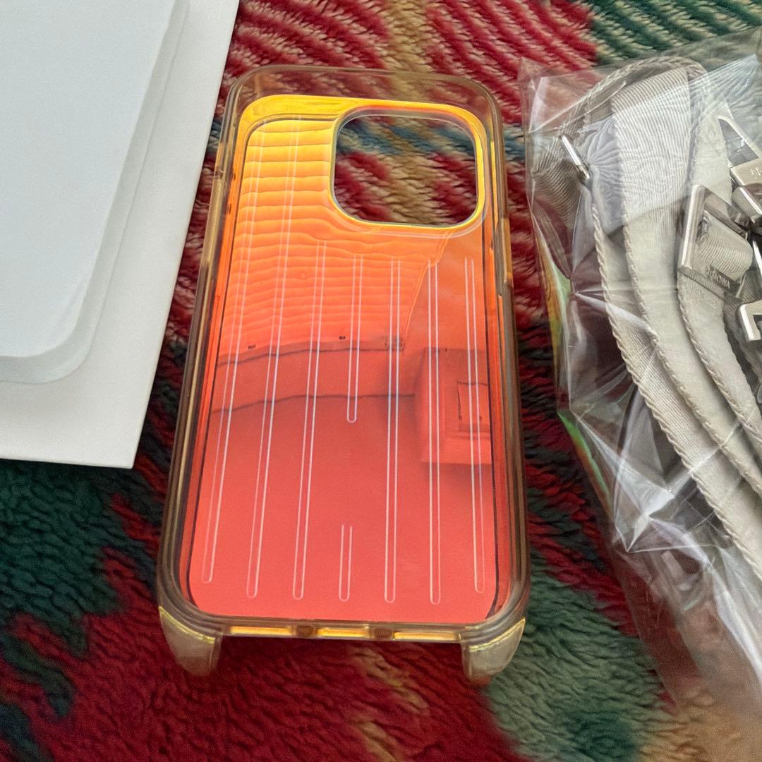 リモア　iPhone15プロ　ストラップ付きケース　ユーズド