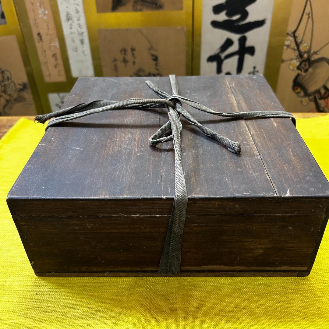 中国古美術　明時代　呉須赤絵　花草鳥魚文　古染付龍文飾皿　唐物　南京赤絵　箱付き