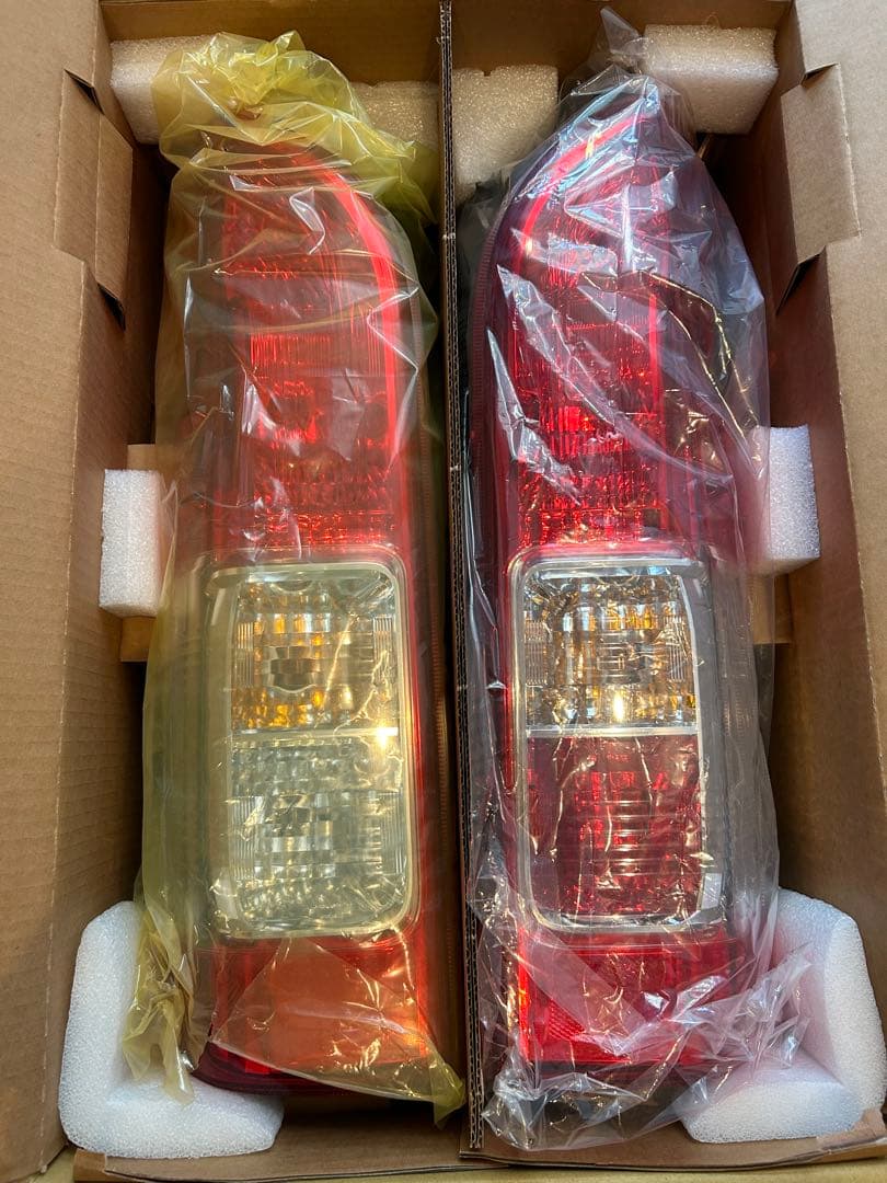 ハイエースワゴン 純正テールランプ 2個セット 新車外し