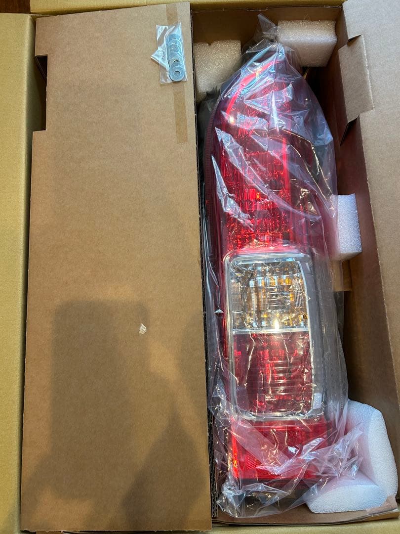 ハイエースワゴン 純正テールランプ 2個セット 新車外し