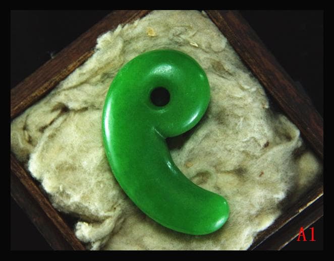 古墳期★極上ろうかん質硬玉翡翠製極希少★佐賀県唐津市宇木汲田形勾玉