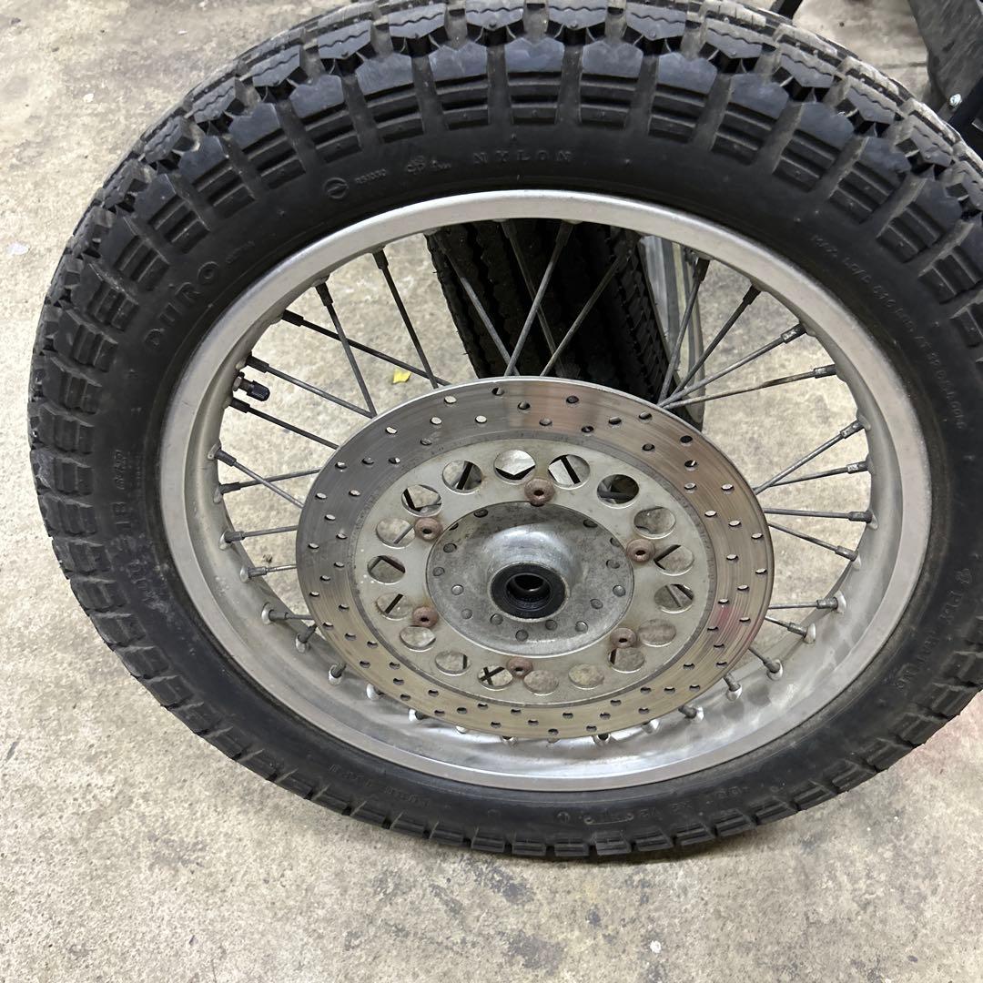 sr400 フロントホイールタイヤ　4.00-18