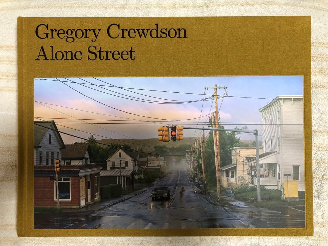 アート・デザイン・音楽 Gregory Crewdson alone street aperture
