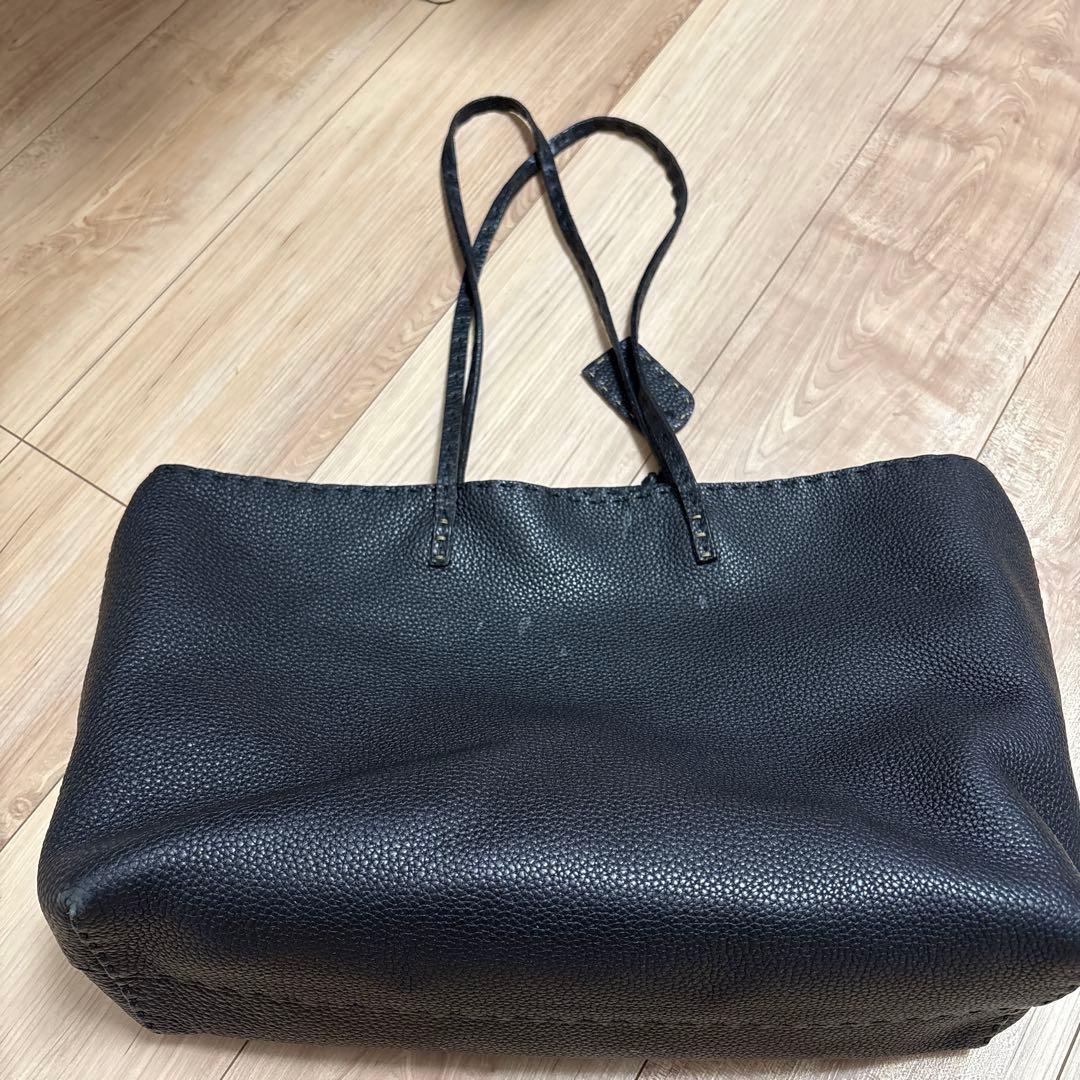 黒 レザー トートバッグ ロゴタグ付き