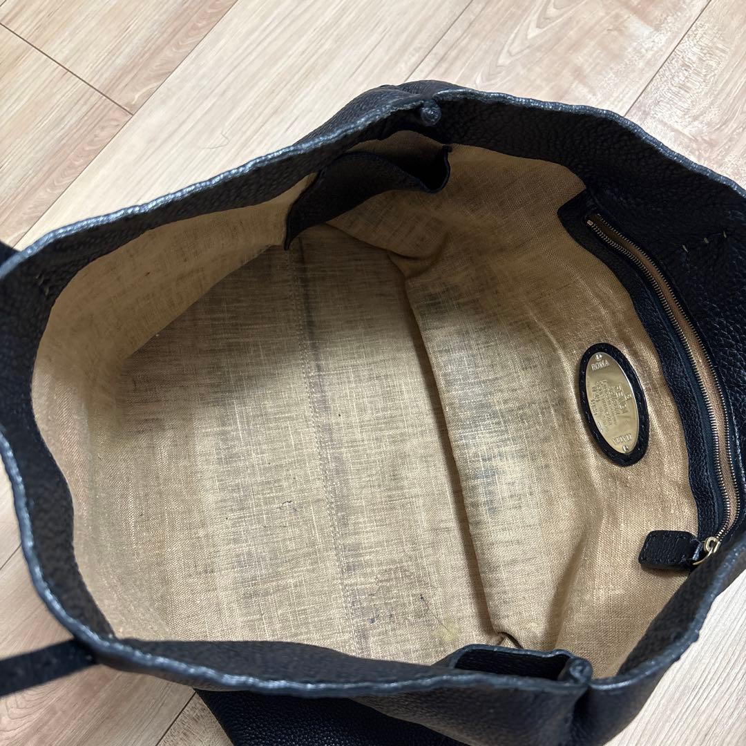 黒 レザー トートバッグ ロゴタグ付き