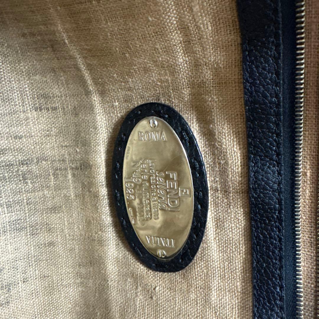 黒 レザー トートバッグ ロゴタグ付き