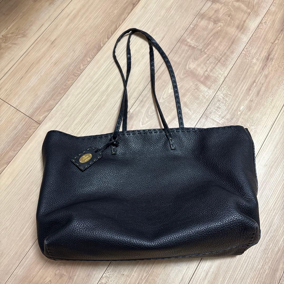 黒 レザー トートバッグ ロゴタグ付き