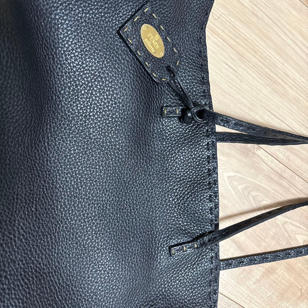 黒 レザー トートバッグ ロゴタグ付き