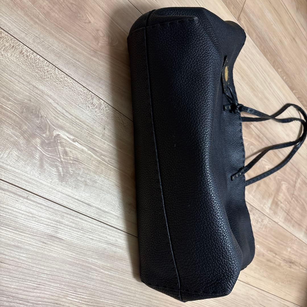 黒 レザー トートバッグ ロゴタグ付き