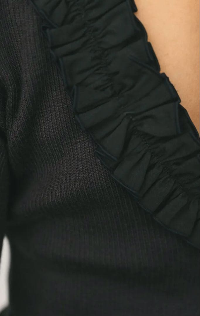 バックオープンフリルニットトップ