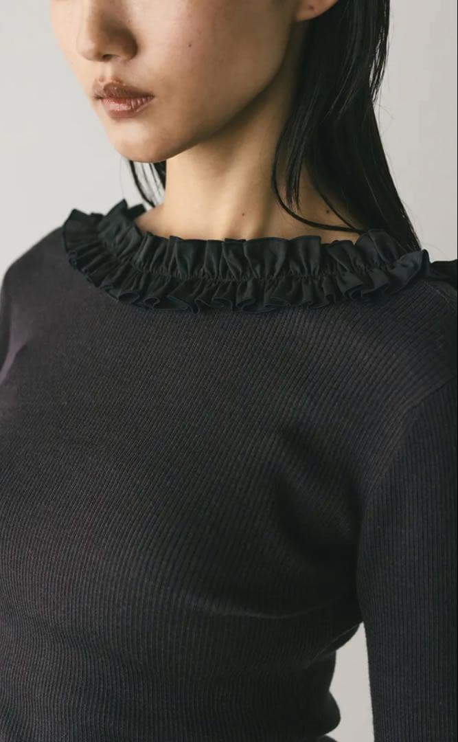 バックオープンフリルニットトップ