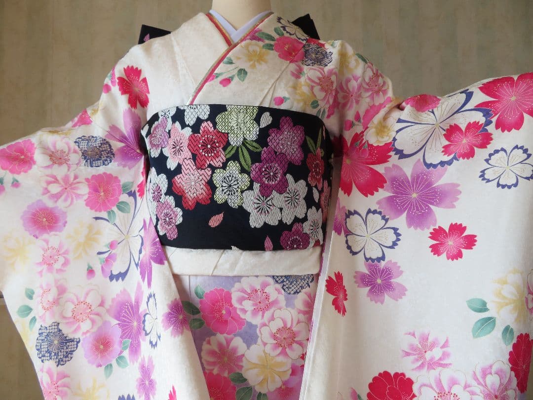 4541　振袖　２点セット　成人式結婚式卒業式　白正絹　ふりそで 桜