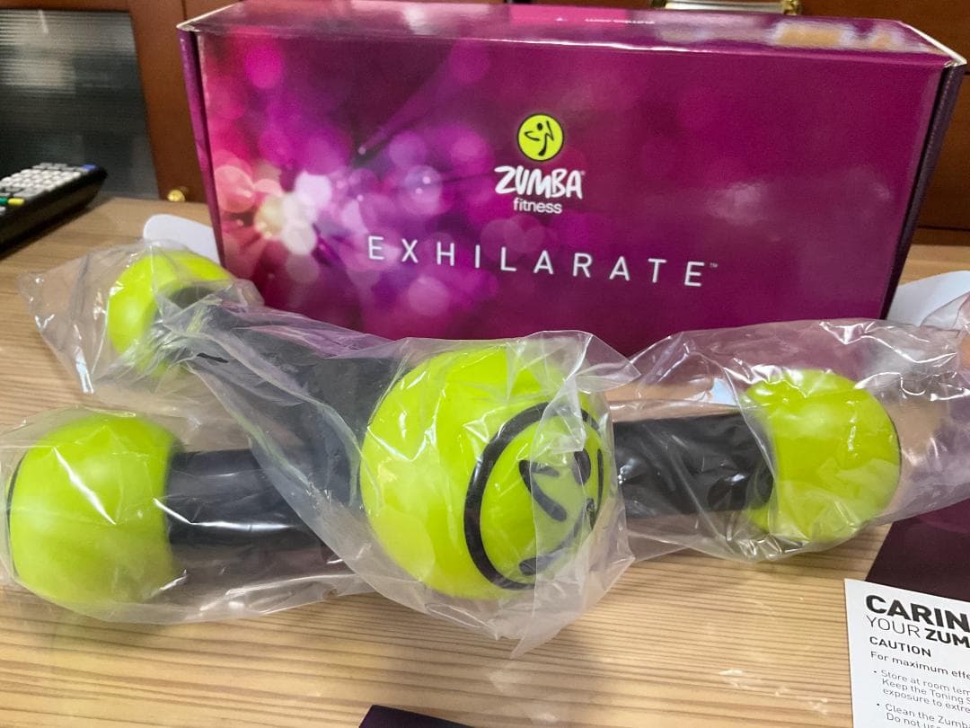 ZUMBA☆ボディシェイプアップシステム☆DVD４枚とCD、トーニングスティック