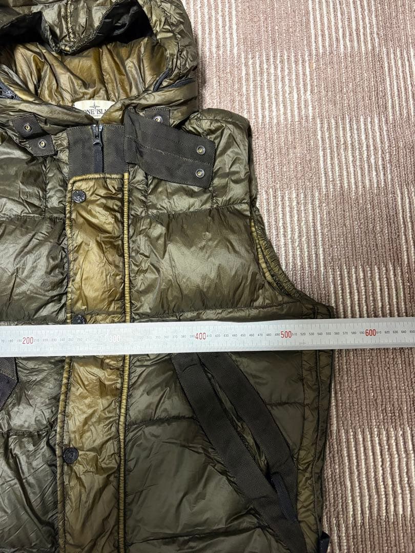 ストーンアイランドのダウンベスト