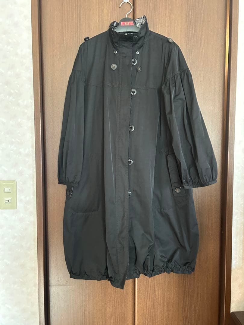 トクコ　フード付きロングコート 黒 白い模様