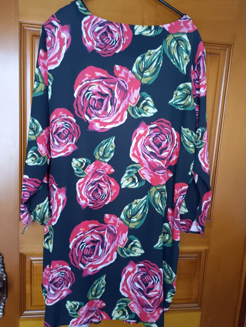 マカナナキャシー　花柄長袖チュニック（黒地・バラ）ブラウス　サイズ1