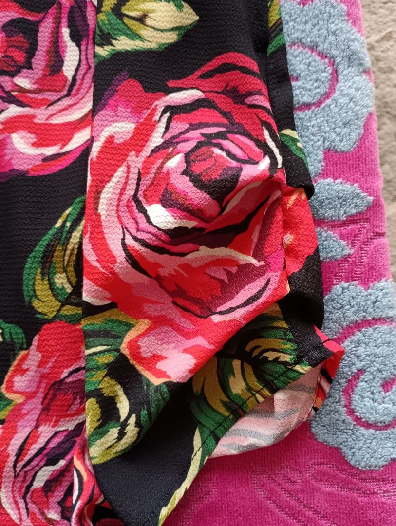 マカナナキャシー　花柄長袖チュニック（黒地・バラ）ブラウス　サイズ1