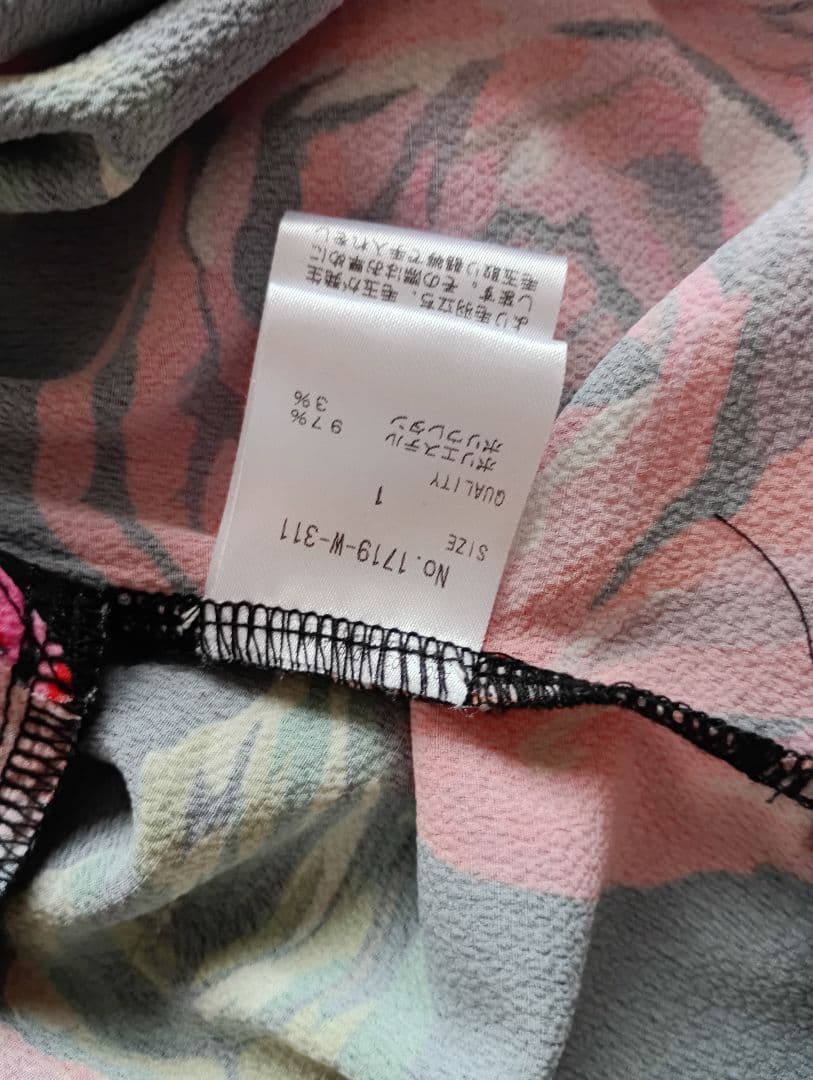 マカナナキャシー　花柄長袖チュニック（黒地・バラ）ブラウス　サイズ1