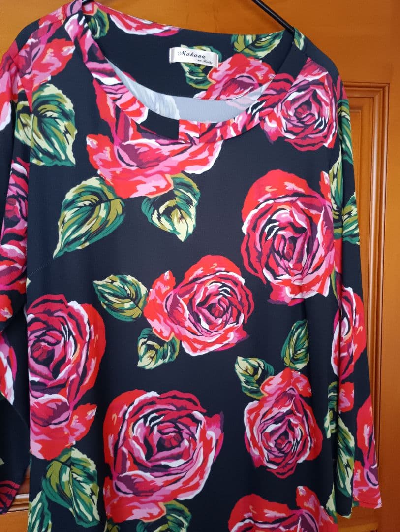 マカナナキャシー　花柄長袖チュニック（黒地・バラ）ブラウス　サイズ1