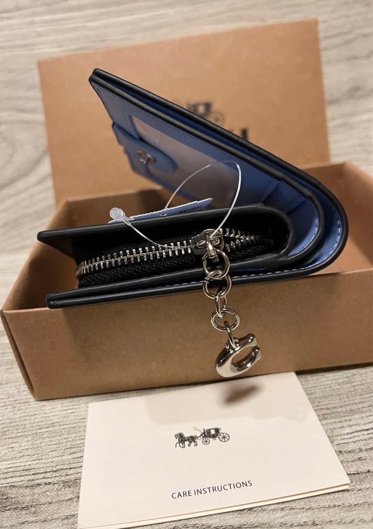 コーチ　可愛いワンちゃん柄　二つ折り　財布　 新品未使用　シグネクチャー