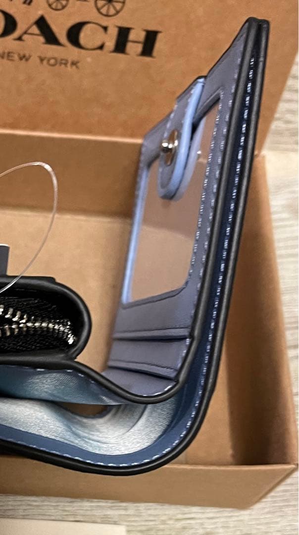 コーチ　可愛いワンちゃん柄　二つ折り　財布　 新品未使用　シグネクチャー