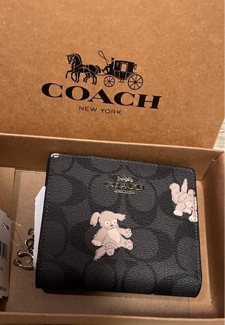 コーチ　可愛いワンちゃん柄　二つ折り　財布　 新品未使用　シグネクチャー