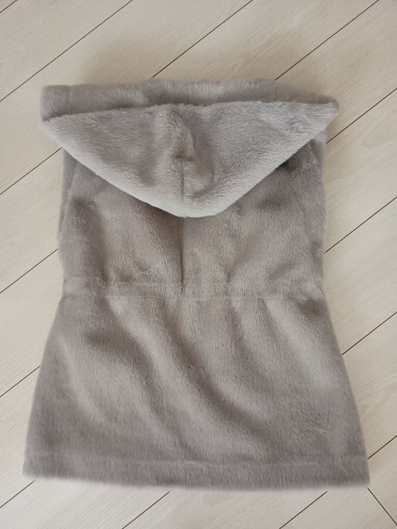 PINKY＆DIANE　フード付きグレーのファー風ベスト