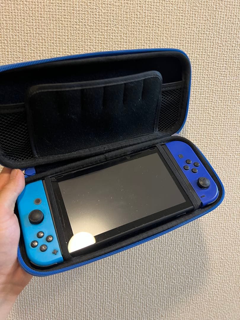 Switch 本体　(箱以外の全て)おまけでジョイコン2つ。
