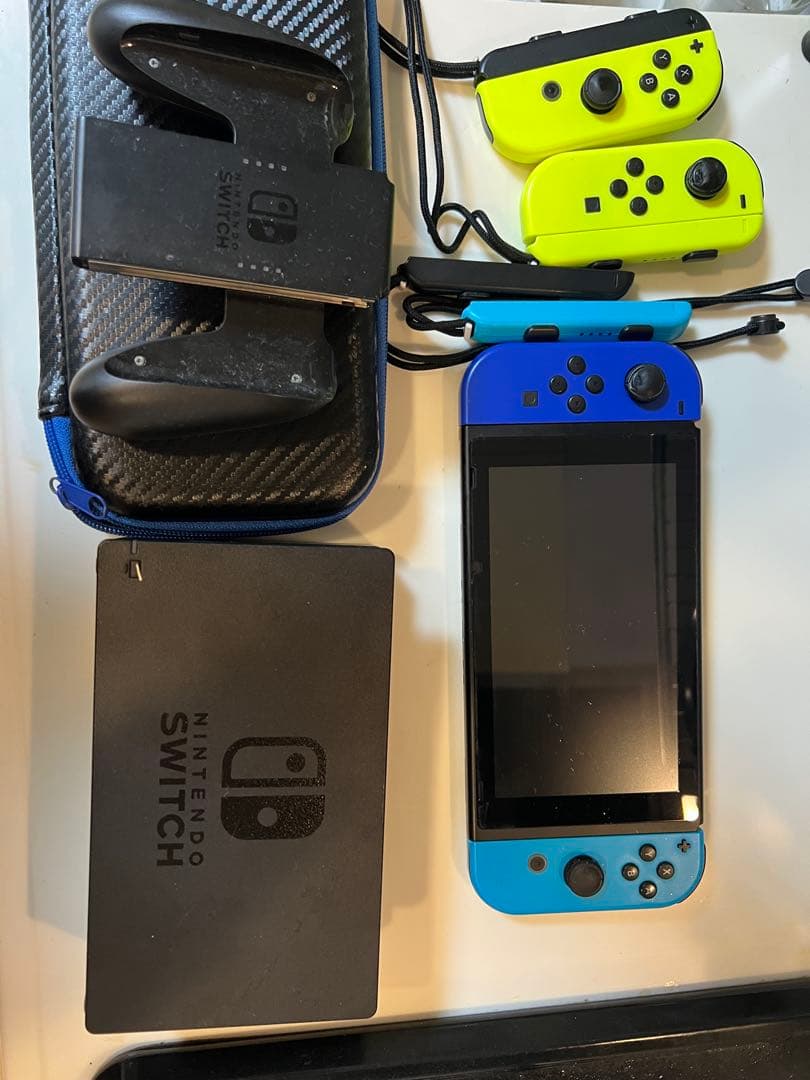 Switch 本体　(箱以外の全て)おまけでジョイコン2つ。