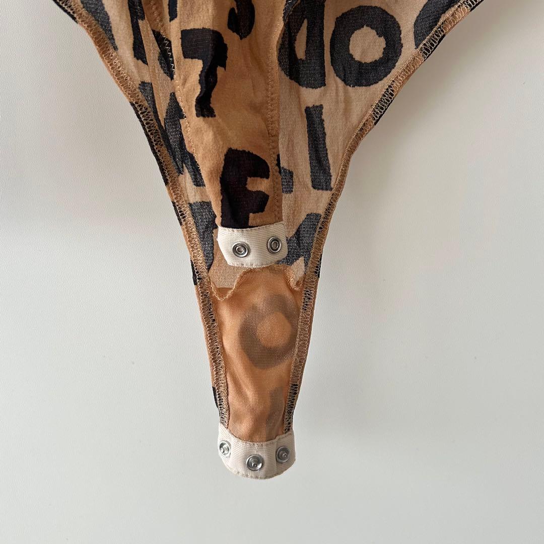 MM6 テキストプリント ボディースーツ