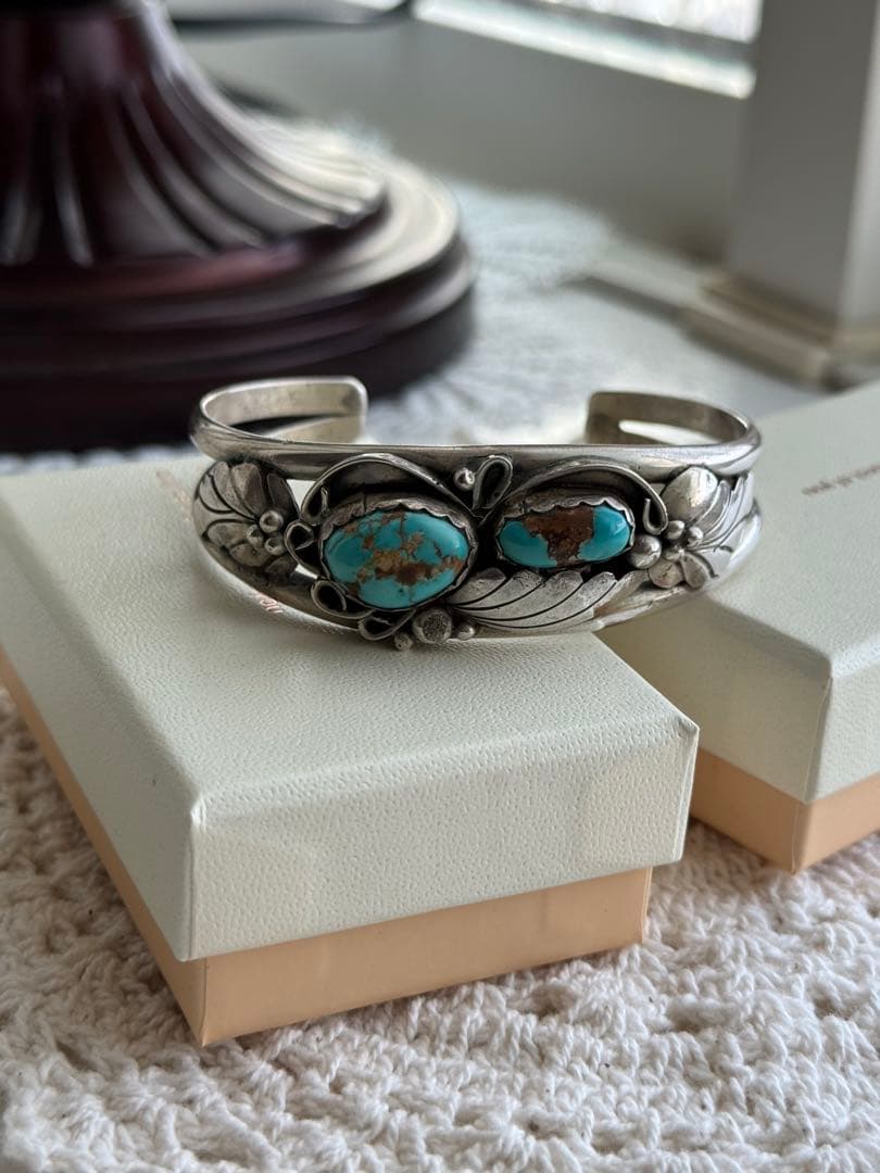 ターコイズ石付きシルバー色バングル