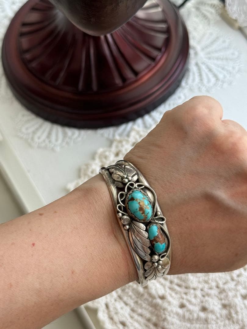 ターコイズ石付きシルバー色バングル